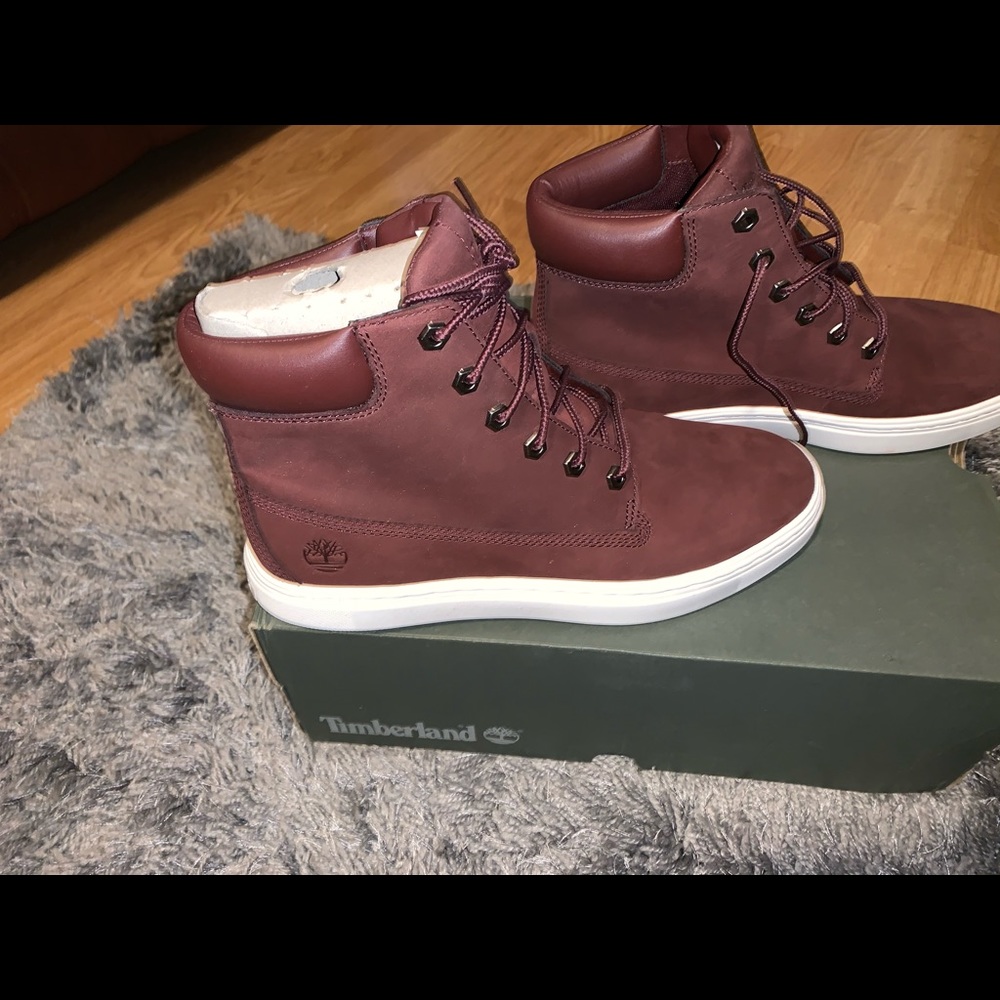 Women’s Timberland boots Color is Burgundy